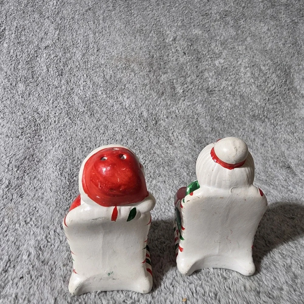 Vtg Santa & Mrs. Claus Ceramic Christmas Salt & Pepper Shakers '60s-style Taiwan